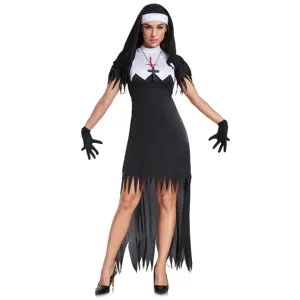 Gros plan sur les details du costume de bonne soeur avec son ourlet dechire et croix.