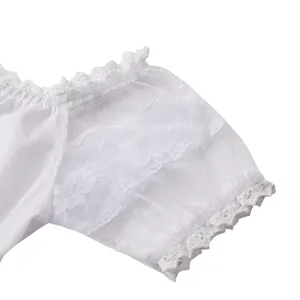Detailansicht des weißen Puffärmels mit filigraner Spitzenborte für deutsches Dirndl.