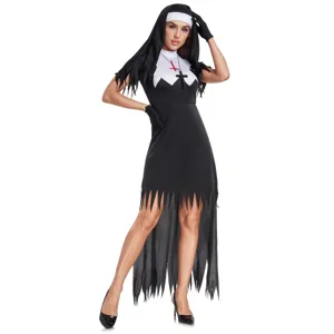 Détails du costume de cosplay de nonne d'Halloween déchiré avec ourlet et coiffe.