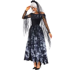 Dettaglio costume cosplay zombie sposa fantasma, abito in pizzo nero con velo.