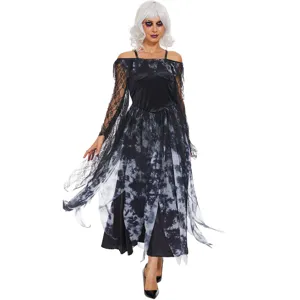 Primo piano delle maniche in pizzo e della gonna in tulle sfrangiato del costume di Halloween.