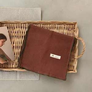 Vue détaillée du foulard en coton et lin vintage avec bordure verte et étiquette.