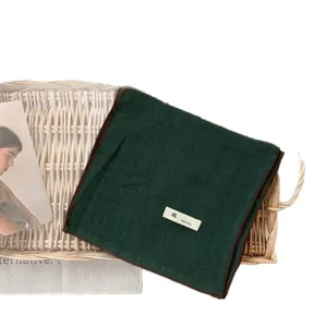 Écharpe classique en coton et lin vert foncé pour femme, style rétro littéraire bordé de marron.