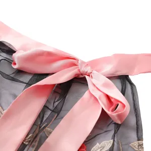Detailansicht der traditionellen deutschen Oktoberfest Dirndlschürze mit rosa Schleife.