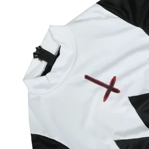 Gros plan detail du col de costume cosplay de nonne zombie Halloween avec croix rouge.