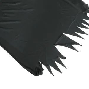 Détail de tissu noir découpé en dent de scie pour costume d'Halloween, bord texturé et souple.