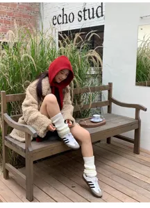 Primo piano dettagliato della sciarpa con cappuccio in morbida maglia, calda stile rosso.