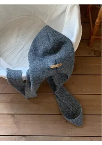 Comodo berretto in maglia grigia con sciarpa lunga, accessorio invernale caldo chic.
