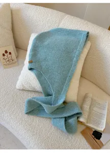Dettaglio sciarpa con cappuccio in maglia blu, primo piano texture passamontagna inverno
