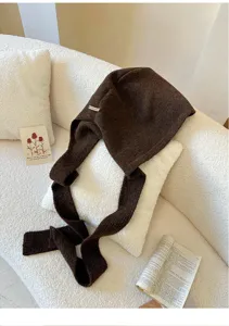 Accogliente passamontagna in maglia marrone con lunghi nastri, caldo cappello sciarpa alla moda