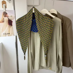 Vue détaillée d'un foulard triangulaire rétro à pois en jacquard de lin avec perles.