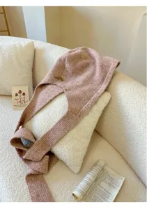 Dettaglio di passamontagna sciarpa in maglia accogliente, copricapo caldo invernale rosa.