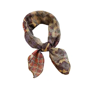 Sciarpa quadrata con stampa paisley vintage, elegante fazzoletto da collo e copricapo alla moda.