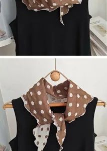 Detailansicht des braun-weißen karierten Baumwoll-Dreiecksschals für stylische Halsdekoration.