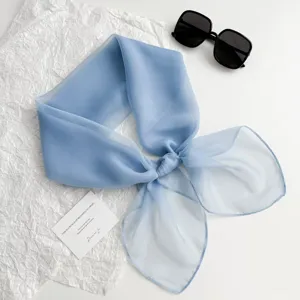 Hellblaue transparente Chiffon-Vierecktuch, zartes Halstuch für Damen im Sommer.