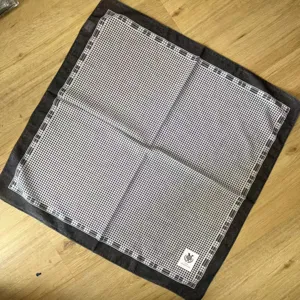 Foulard carré en coton vintage japonais avec motif pied-de-poule et imprimé paisley.