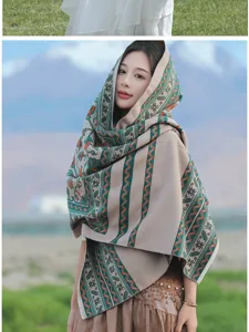 Nahaufnahme des ethnischen Jacquard-Schals mit filigranen geometrischen Mustern und Ornamenten.