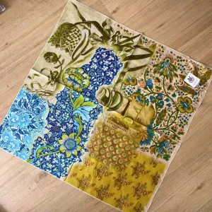 Vue détaillée d'un bandana en coton à motif floral vintage, design patchwork de peinture.