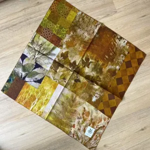 Vue détaillée d'un carré de foulard en coton rétro japonais avec patchwork artistique.