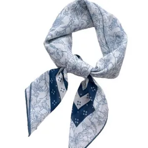 Foulard carré en coton à imprimé floral rétro bleu et blanc, noué élégamment.