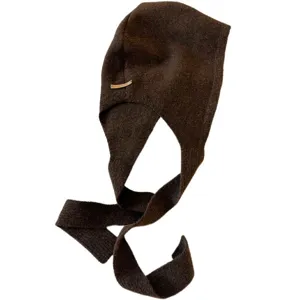 Passamontagna in maglia marrone scuro, sciarpa con cappuccio invernale con lunghi lacci.