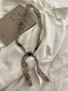 Vintage luipaardprint kraal sjaal ketting detail, artistiek nek accessoire voor vrouwen.