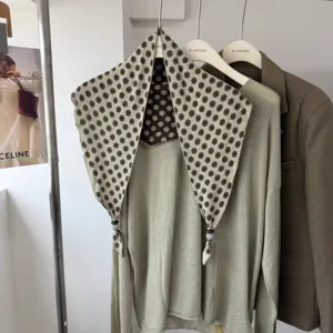 Vue détaillée du foulard triangulaire en tricot avec motif vintage en lin léger.