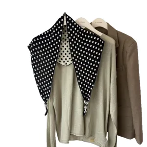Foulard triangulaire en tricot à pois noirs et blancs, chauffe-cou rétro pour femmes.