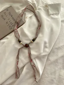 Vintage linnen kralen halsketting en sjaal, mooie retro rode print lange hals accessoire.