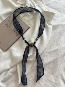 Boho blauwe kralen lint zijden sjaal ketting, artistiek stoffen accessoire voor dames detail