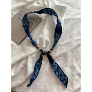 Linnen kralen sjaal ketting voor dames, vintage tie-dye blauw lint stijl accessoire.