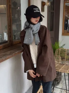 Comoda sciarpa invernale in lana tinta unita da donna, collo caldo grigio spesso, dettaglio.