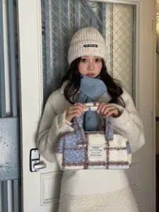 Borsa a mano pelosa a quadri invernale simpatico berretto in maglia e sciarpa calda donna