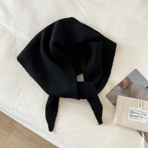Zwarte gebreide driehoekssjaal voor dames, wolmix winter nekwarmer en stijlvolle hoofd doek.