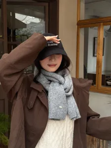 Dettaglio sciarpa in lana spessa e calda tinta unita stile coreano, accessorio invernale.