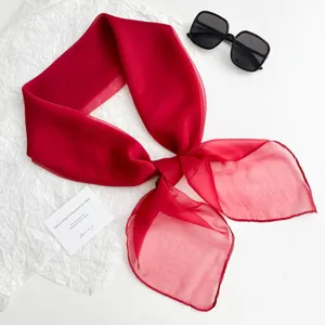 Rotes Chiffon Quadrat Tuch Detail, elegantes einifarbiges dünnes Halstuch für Damen Mode.
