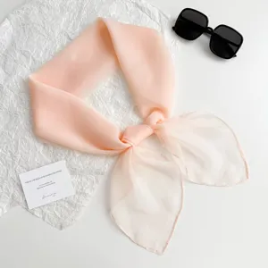 Elegantes pfirsichrosa Chiffon Quadrat Halstuch leichtes minimalistisches Accessoire Detail.