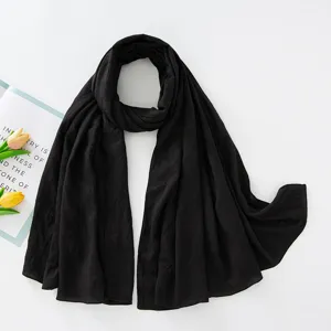 Sciarpa hijab stropicciata nera tinta unita da donna, lunga e traspirante per tutti i giorni.