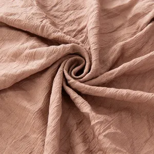Vista ravvicinata dettagliata della morbida consistenza del tessuto stropicciato, elegante.