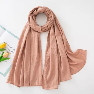 Dettaglio sciarpa stropicciata in rayon, accessorio scialle lungo tinta unita traspirante.