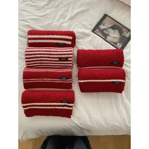 Gemütlicher roter Strickschal für den Winter mit stilvollen Streifen und warmem Material.