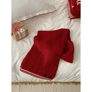 Roter Strickschal Detail mit warmem Winter-Gemütlichkeitsstil, weicher Textur und stylischem Streifenrand.