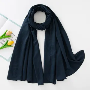 Sciarpa lunga e stropicciata blu scuro, scialle traspirante casual e hijab versatile.