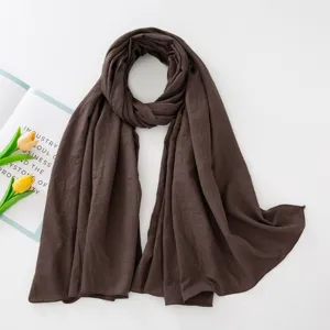 Sciarpa hijab spiegazzata monocolore da donna, scialle lungo traspirante in marrone scuro.
