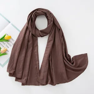 Vista dettagliata del foulard hijab in cotone marrone stropicciato, tessuto traspirante.