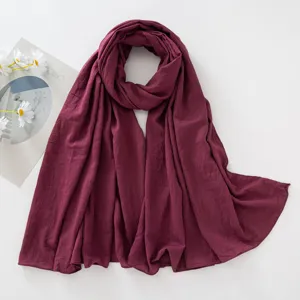 Dettaglio foulard hijab plissettato in rayon bordeaux, scialle lungo traspirante