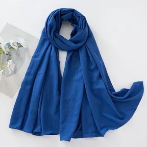 Vista dettagliata della sciarpa lunga in rayon stropicciato blu, tessuto morbido donna.