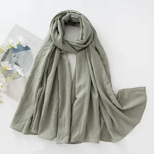 Hijab tinta unita stropicciato traspirante da donna, sciarpa lunga leggera in rayon morbido.