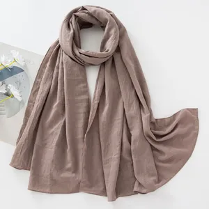 Vista dettagliata della sciarpa hijab plissettata a tinta unita in tessuto di cotone traspirante.