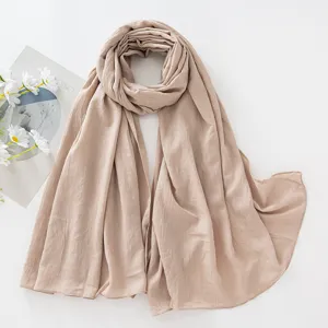 Vista dettagliata della sciarpa hijab stropicciata tinta unita in cotone traspirante.